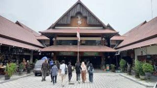 Wisata Belanja di Solo Surga Belanja dengan Sentuhan